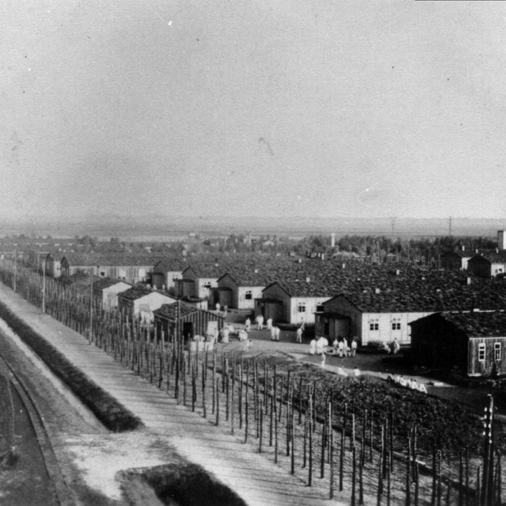 Moorlager: Am 20. Juni 1933 wurde vom preußischen Innenminister Hermann Göring festgelegt, in Börgermoor, Esterwegen und Neusustrum drei Lager für etwa 5000 "Schutzhäftlinge" zu errichten. Blick von einem der Wachtürme auf das KZ Neusustrum, Fotograf und Datum unbekannt. Wikimedia Commons