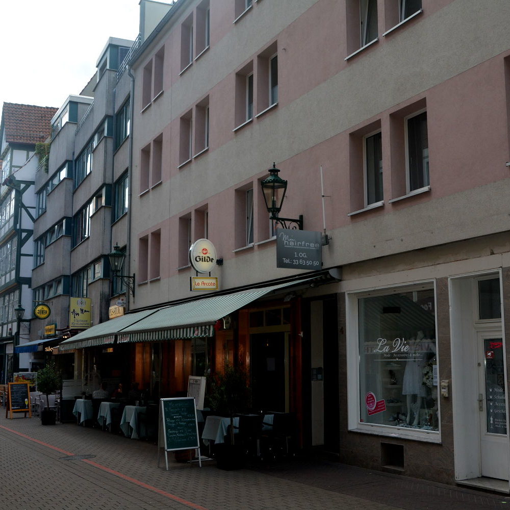 Hannover: Blick in die Kramerstraße in Richtung Holzmarkt, rechts der Nachkriegsbau Kramerstraße 4. Foto Michael Pechel, 2020