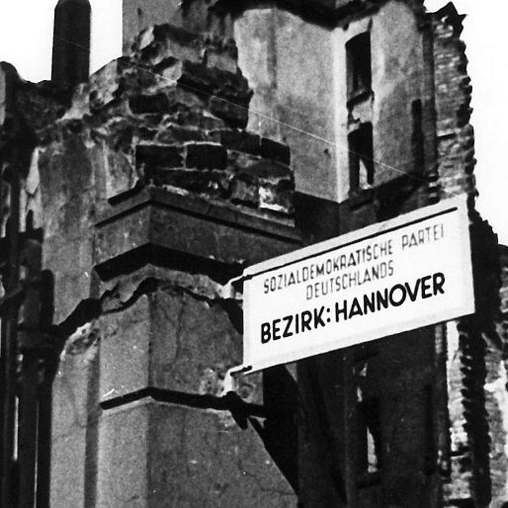 Hanover: Signpost for the SPD district office, 1946. Archive of Social Democracy / Friedrich Ebert Foundation