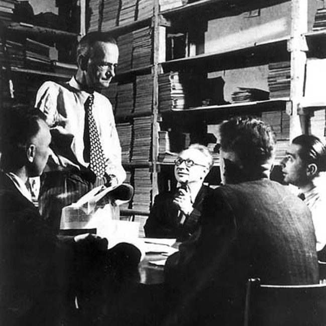 Hanover: Meeting on 31 March 1946 in the “Office of Dr. Schumacher”. From left to right: Egon Franke, Kurt Schumacher, Erich Ollenhauer, Alfred Nau and Fritz Heine. The ground floor of Jacobsstrasse 10 in Hanover-Linden was home to the unofficial party headquarters of the SPD in the western zones in 1945/46. Image rights unknown