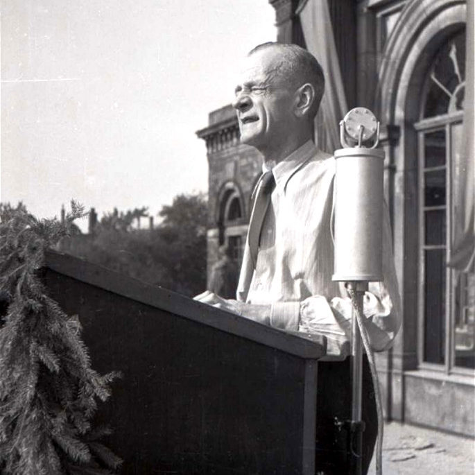 Hanover: Kurt Schumacher speaking at an SPD rally at Opernplatz, 1946. Hanover Regional Archive, Koberg estate, no. 1048 (90/1304/32)