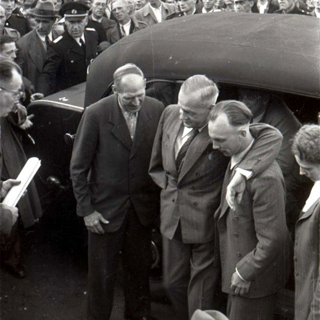 Hanover: Kurt Schumacher, supported by Egon Franke (far right Annemarie Renger), arriving at an SPD rally on Waterlooplatz, 17 August 1946. Hanover Regional Archive, Koberg estate, no. 1051 (90/1305/3)