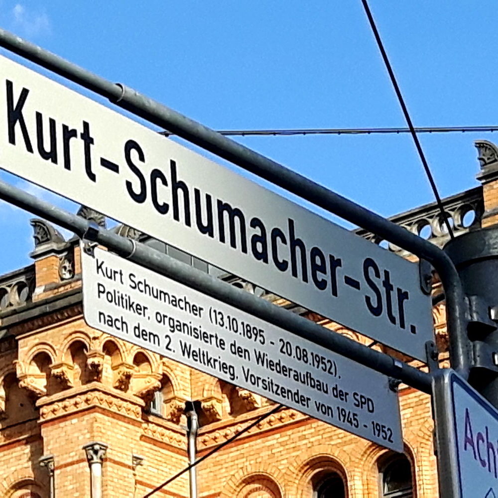 Hanover: Street sign in front of the main railway station, 2020. Photo by Michael Pechel