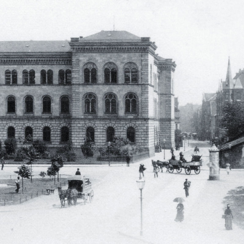 Hannover: Blick vom Raschplatz in den Volgersweg mit Justizpalais (Landgericht Hannover), um 1890. Foto hochgeladen von AxelHH. Wikimedia Commons