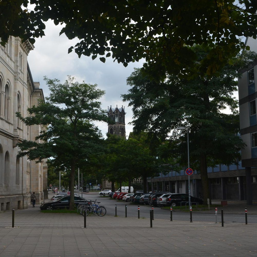 Hannover: Ecke Calenberger Straße/Archivstraße mit dem Haus kirchlicher Dienste (rechts), 2020. Foto Michael Pechel