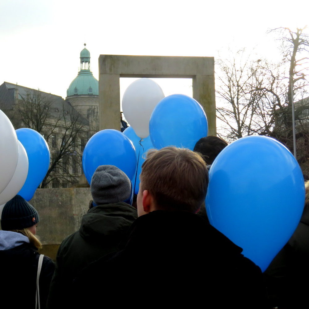 Hannover: Gedenkaktion von SchülerInnen der Humboldtschule anlässlich des 75. Jahrestags der Riga Deportation im Dezember 2018. Landeshauptstadt Hannover - Städtische Erinnerungskultur