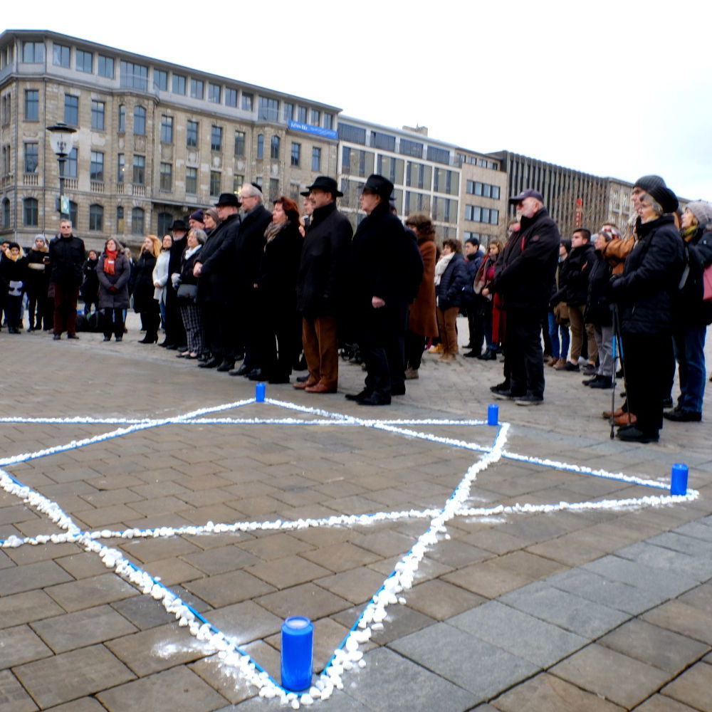 Hannover: Gedenkaktion von SchülerInnen der Humboldtschule anlässlich des 75. Jahrestags der Riga Deportation im Dezember 2018. Landeshauptstadt Hannover – ZeitZentrum Zivilcourage