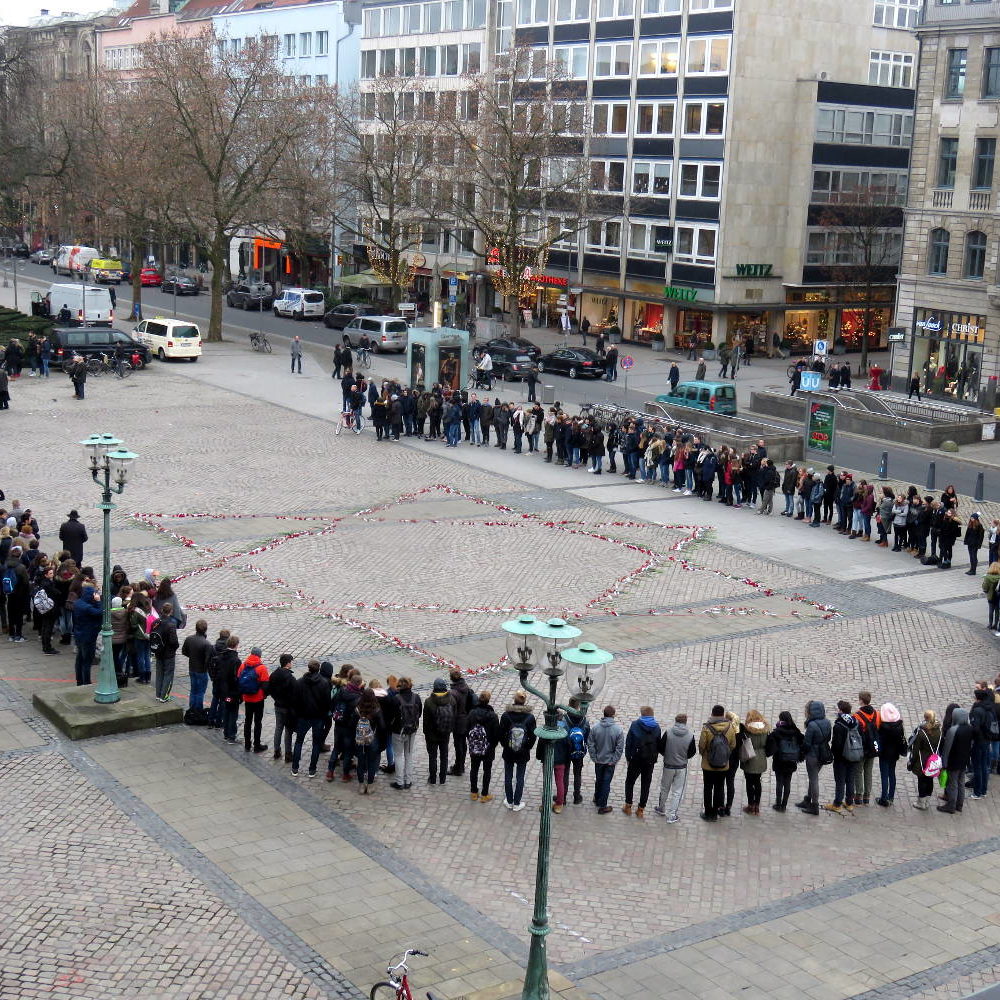 Hannover: Gedenkaktion von SchülerInnen der Humboldtschule anlässlich des 75. Jahrestags der Riga Deportation im Dezember 2016. Landeshauptstadt Hannover - Städtische Erinnerungskultur