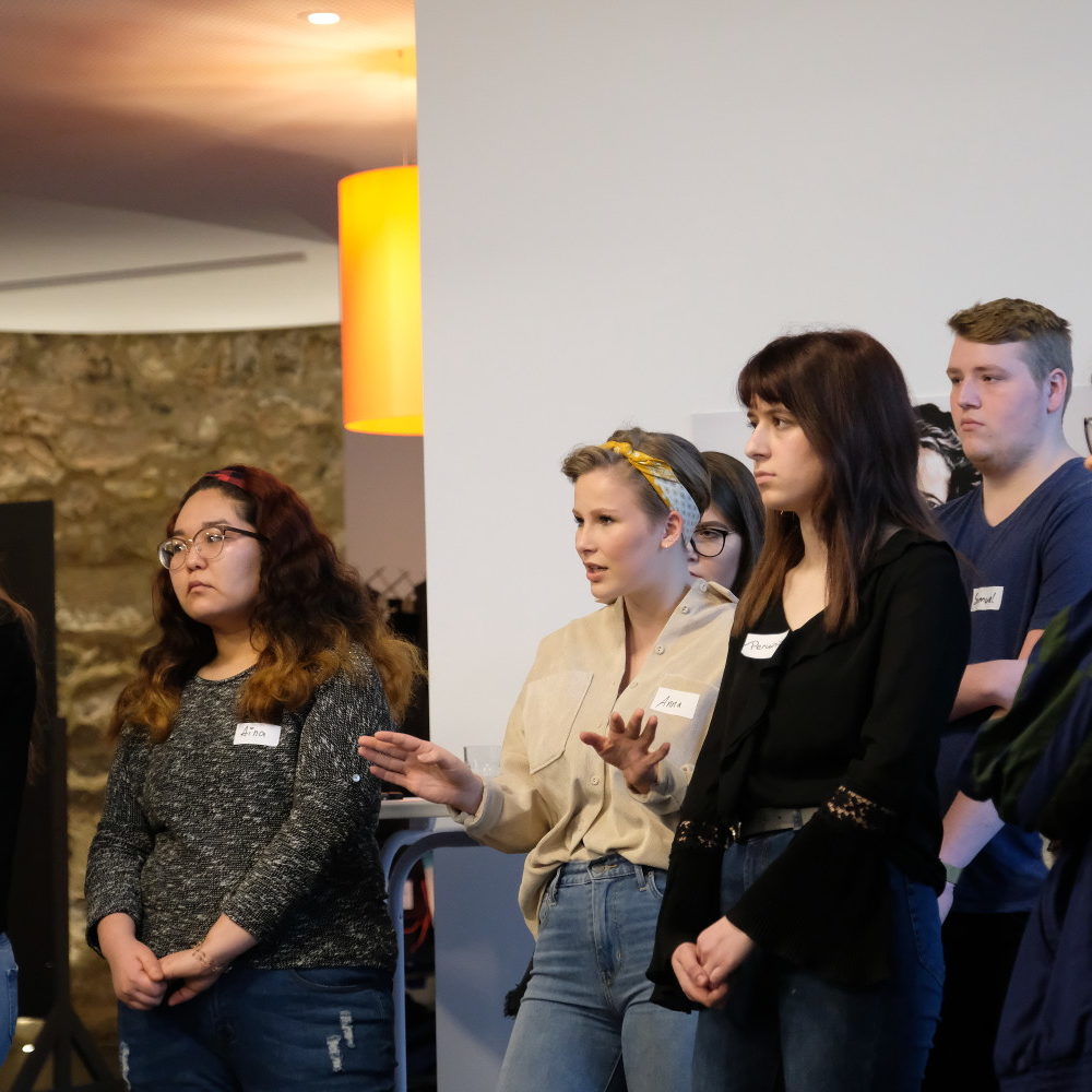 Hannover: Workshop-Testphase im ZeitZentrum Zivilcourage vor der Eröffnung: junge FSJlerInnen der Türkischen Gemeinde Niedersachsen im Frühjahr 2020. Landeshauptstadt Hannover, ZeitZentrum Zivilcourage