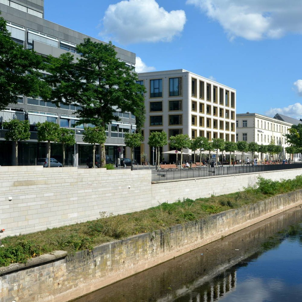 Hannover: Das Hohe Ufer an der Leine von der Goethebrücke gesehen, 2020. Foto Michael Pechel