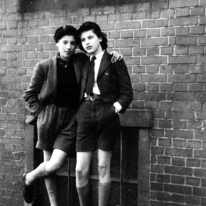 Hannover: Die Schülerinnen Ruth Wolfermann (li.) und Ruth Jonas (r.) als Jungen verkleidet während des jüdischen Purim-Festes, o.J (1940/41). Ruth Wolfermann wurde am 15. Dezember 1941 von Hannover in das Ghetto Riga deportiert, überlebte u.a. das KZ Stutthof und konnte 1946 in die USA emigrieren. Ruth Jonas starb im Dezember 1944 bei einem Luftangriff auf Hannover. Gedenkstätte Ahlem - Schenkung Erwin Mosbach