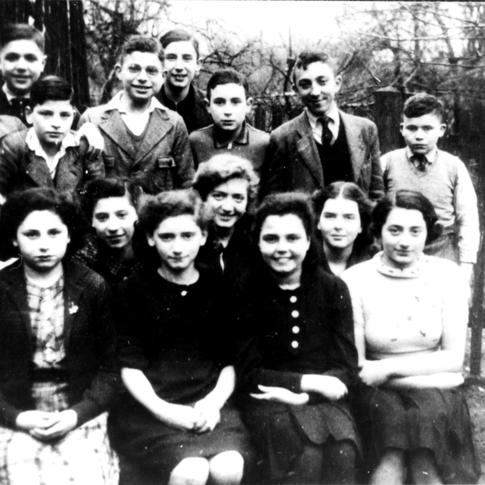 Hannover: Schülerinnen und Schüler der jüdischen Schule Ohestraße, o.J (1940/41). Von den 14 namentlich Bekannten überlebten eine Schülerin und zwei Schüler den Holocaust, eine Schülerin starb bei einem Bombenangriff auf Hannover. Gedenkstätte Ahlem - Schenkung Erwin Mosbach
