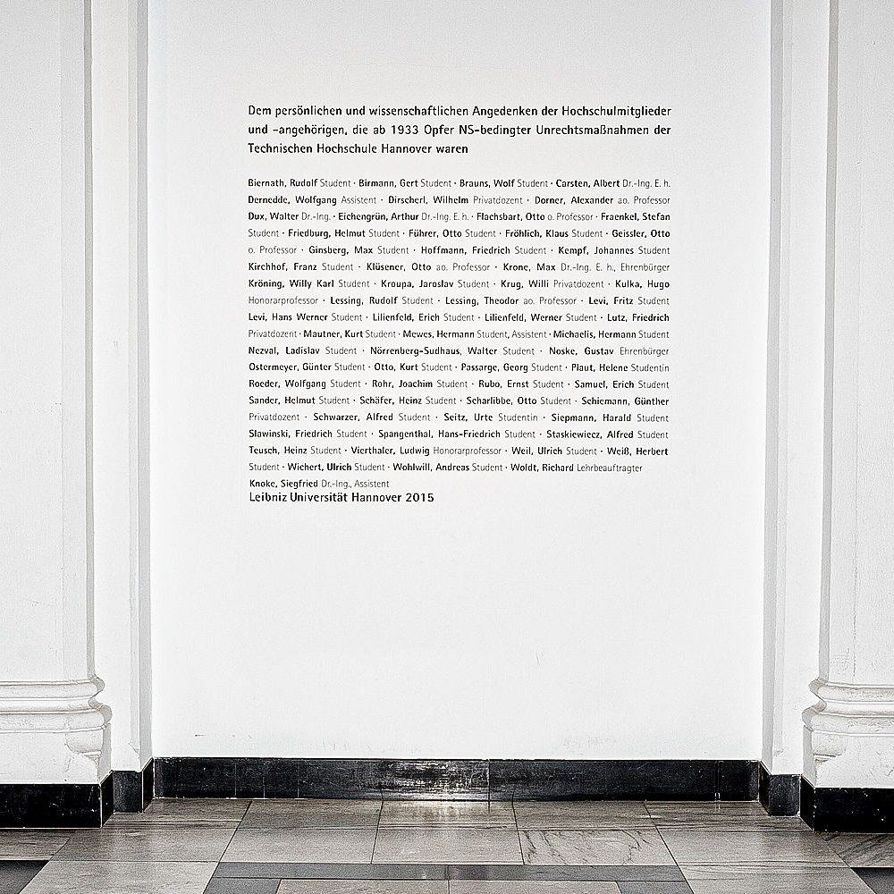 Hannover: Lichthof im Hauptgebäude der Leibniz Universität: Namenstafel zum Andenken der Opfer NS-bedingter Unrechtsmaßnahmen an der Technischen Universität Hannover. Copyright Leibniz Universität Hannover