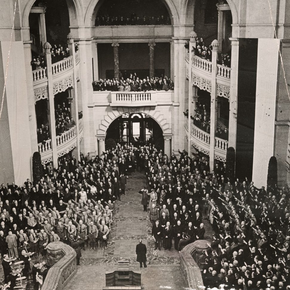 Hannover: Einführung der Bürgervorsteher am 6. April 1933 in der Zentralhalle im Neuen Rathaus. Aus einem Beitrag der Niedersächsischen Tageszeitung vom 8. April 1933. Bildarchiv des Historischen Museum Hannover