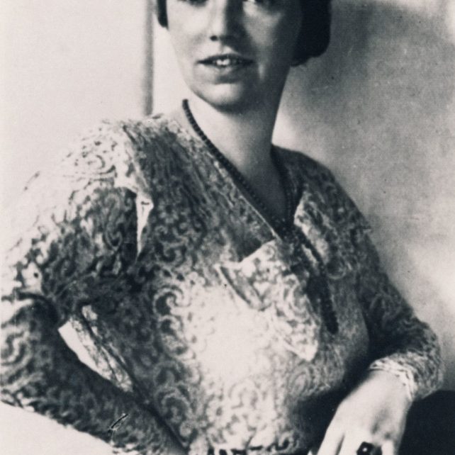 Liese Dreyer (1895-1943) leitete von 1930 bis zu seiner Schließung das jüdische Waisenhaus Paderborn. Zusammen mit Kindern und Jugendlichen, einem Lehrerehepaar und einer Betreuerin des ehemaligen Waisenhauses lebte sie seit Juni 1942 in der Israelitischen Gartenbauschule Ahlem. Von den 18 Personen dieser Gruppe, die später von hier deportiert wurden, überlebte nur ein Mädchen den Holocaust. Liese Dreyer wurde 1943 in Auschwitz ermordet. Foto: Stadt- und Kreisarchiv Paderborn / Nachlass Margit Naarmann