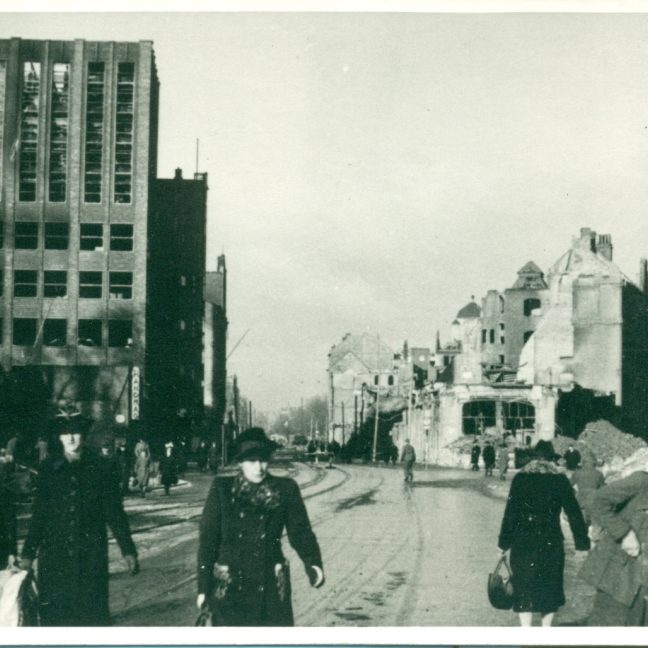 Hannover: Hildesheimer Straße mit dem ausgebrannten Magazinturm der Stadtbibliothek, Januar 1945. Zu diesem Zeitpunkt war das Gebäude die Zentrale der Gestapo Hannover. Foto von privat, Fotoarchiv Stadtbibliothek Hannover