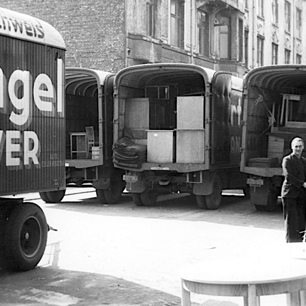 Hannover: Umzug des SPD-Parteivorstandes von Hannover, Odeonstraße, in die "Baracke" nach Bonn, 1951. Archiv der sozialen Demokratie, 6/FOTB038350. Rechteinhaber nicht ermittelbar.