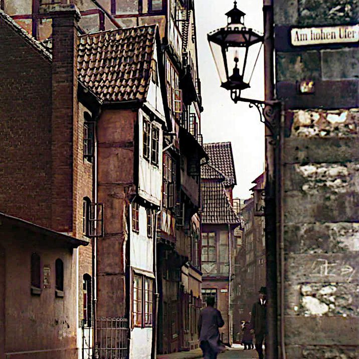 Ecke Am Hohen Ufer und Roßmühle, Blickrichtung Burgstraße und Ballhof um 1930. Nachkoloriert von Jan-Patrick Wismar