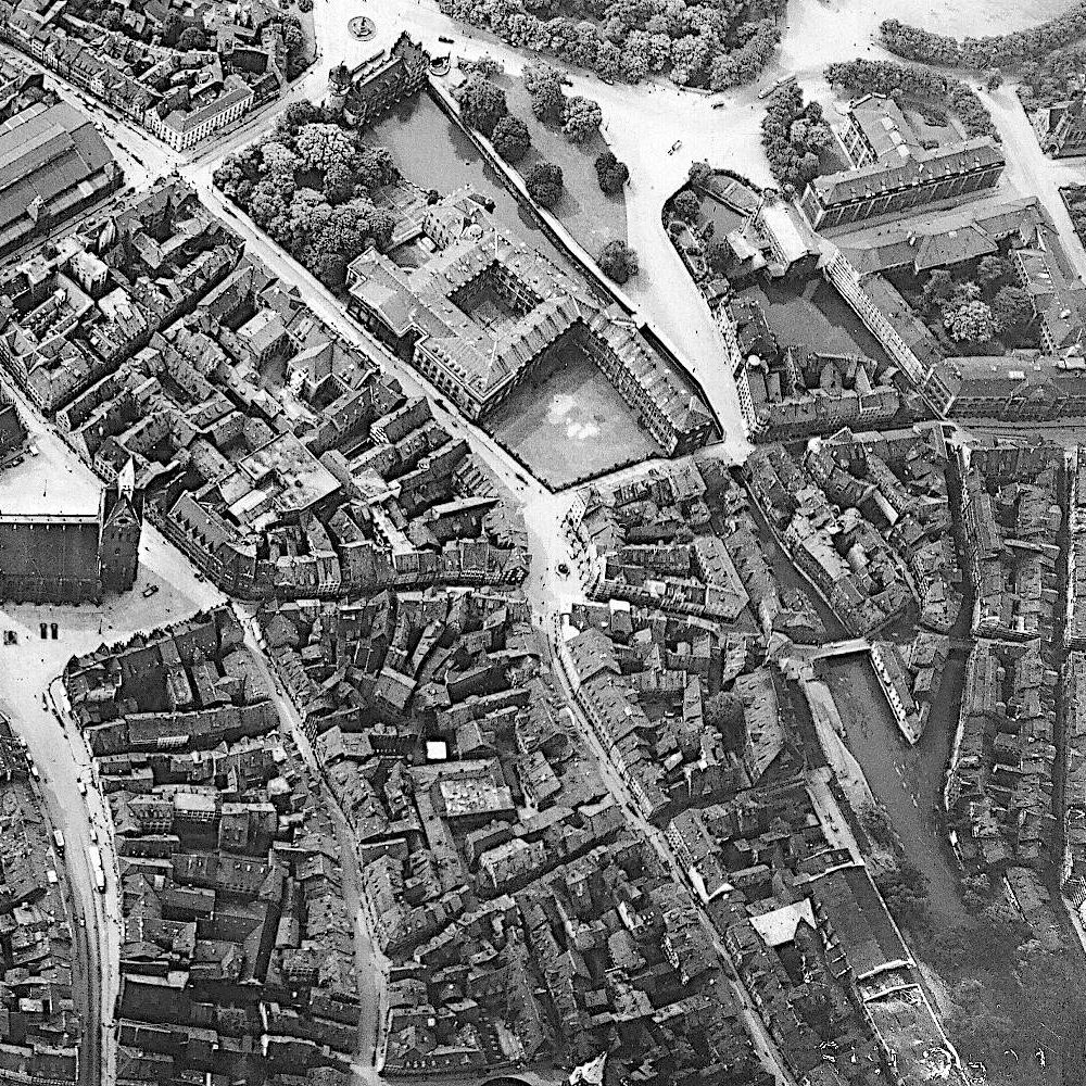Hannovers Altstadt mit Leineinsel zwischen Markthalle und Kreuzkirche, Neustädter Kirchhof und Marktkirche. Luftfoto vor 1929. Bildarchiv Historisches Museum Hannover