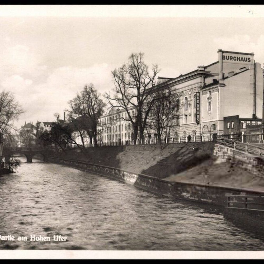 Fotopostkarte: Das „Burghaus“, später „Rusthaus“, des Verein für Fortbildung mit seiner Saalseite am Hohen Ufer, ohne Jahr (vor 1933). Privatbesitz