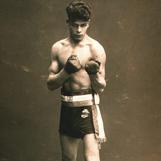 Johann Trollmann als Norddeutscher Meister der Amateure beim Boxverein "Heros-Eintracht" in Hannover, 1928. Wikimedia Commons