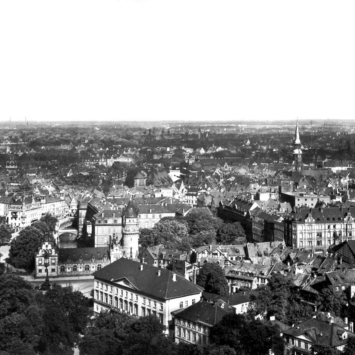 Blick von der Kuppel des Neuen Rathauses in Richtung Leineschloss. Zwischen Neustädter Kirche und Schloss ist die Kuppel der Neuen Synagoge in der Calenberger Neustadt zu erkennen, das Foto entstand also vor dem November 1938. Quelle. HRC