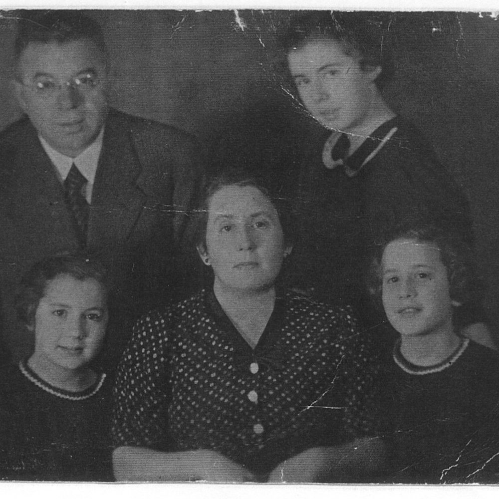 Letzte gemeinsame Aufnahme der Familie Herskovits vom 3.Januar 1939: Links Gemeindesekretär Samuel Herskovits, in der Mitte Ehefrau Helene Herskovits, geb. Kiss zwischen den Zwillingen Ruth (links) und Eva. Tochter Margarete (rechts oben) emigrierte 1939 nach Großbritannien. Tochter Klara Herskovits (nicht auf dem Bild) wurde als „behindert“ getötet.