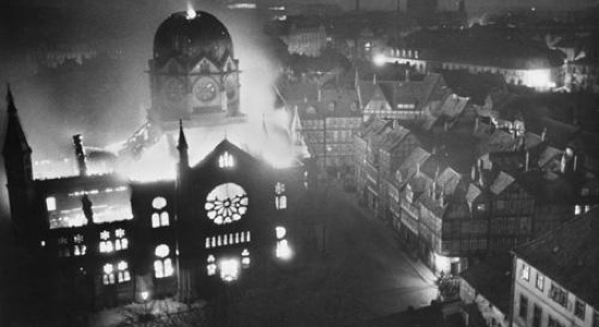 Hannover: Die brennende Neue Synagoge am frühen Morgen des 10. November 1938. Foto von Wilhelm Hauschild. HAZ-Hauschild-Archiv im Historischen Museum