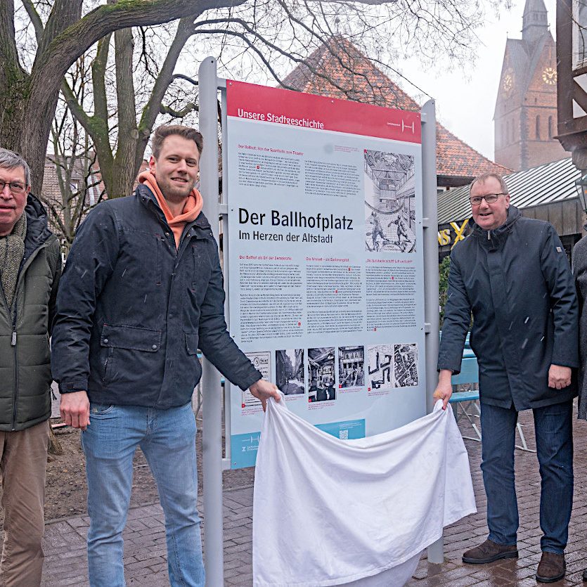 Enthüllung der städtischen Informationstafel auf dem Ballhofplatz am 12. März 2023. Neben der Tafel (v.l.n.r) Michael Pechel (Text), Jannik Schnare (Bezirksbürgermeister H-Mitte), Dr. Jens Binner (Leiter des ZeitZentrum Zivilcourage), Dietmar Geyer (ns-zeit-hannover.de). Foto: Katrin Kutter/HAZ