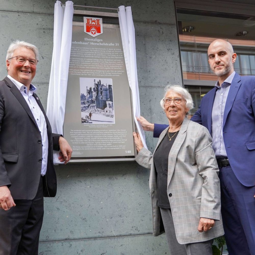 Der SoVD-Vorstandsvorsitzende und Hannovers Oberbürgermeister enthüllen gemeinsam mit der jüdischen Zeitzeugin Ruth Gröne am 9. Oktober 2024 die Stadttafel am ehem. „Judenhaus“ Herschelstraße